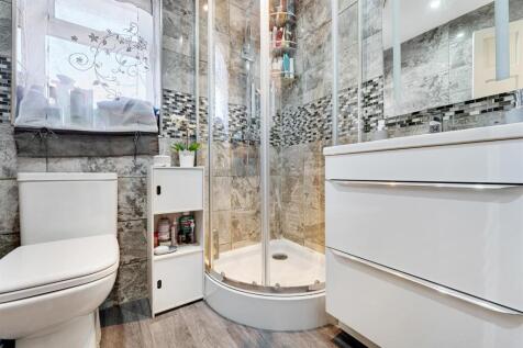 65 Hathersage Road shower room.jpg