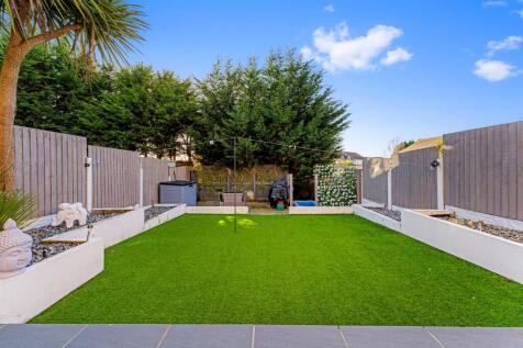 97 Manorwood Drive garden 3.jpg