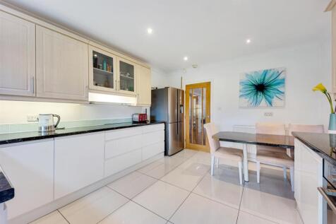 37 Ormskirk Road kitchen 3.jpg