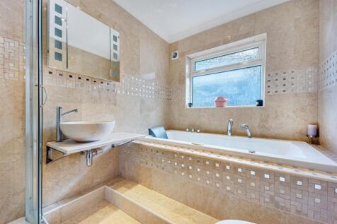 37 Ormskirk Road bathroom.jpg