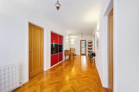 37 Ormskirk Road hall 2.jpg