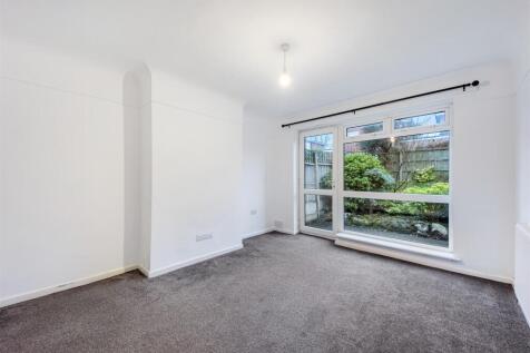 7 Epping Close sitting room.jpg