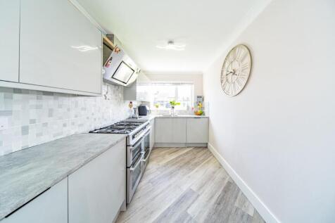 147 Gentwood Road kitchen 2.jpg