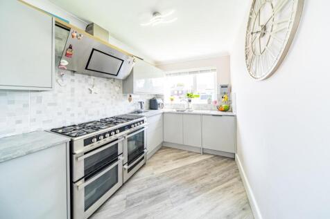 147 Gentwood Road kitchen.jpg