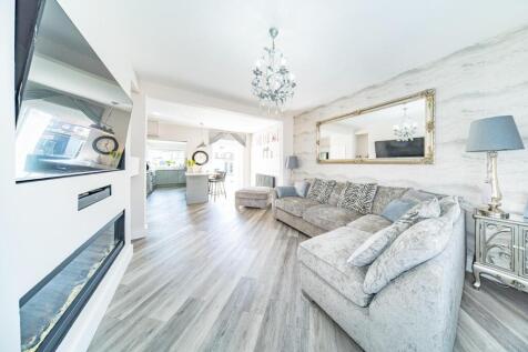 147 Gentwood Road lounge.jpg