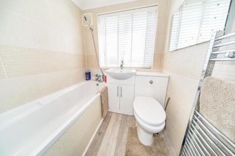 147 Gentwood Road bathroom.jpg