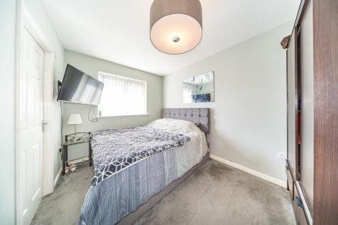 8 Riverside Mews bedroom 1.jpg