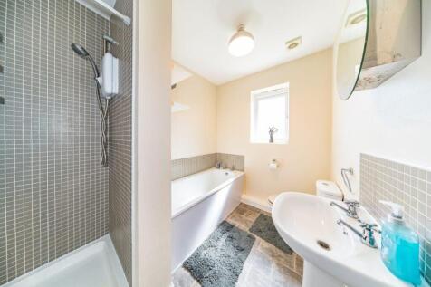 8 Riverside Mews bathroom.jpg