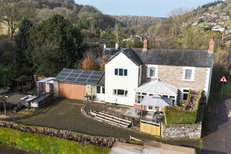 Beautiful Three Double Bedroom Cottage in Village