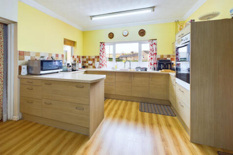 Kitchen / Dining Area