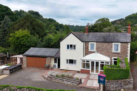 Beautiful Three Double Bedroom Cottage in Village