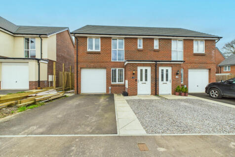 Beautiful &amp; Spacious Three Bedroom Home with Gara