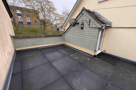 ROOFTOP COURTYARD