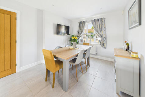 Kitchen / Dining Area
