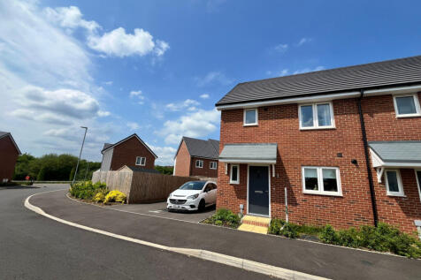 IMMACULATE THREE-BEDROOM END-OF-TERRACE HOME FOR 