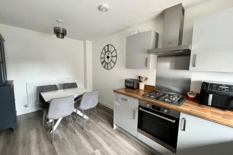 Kitchen / Dining Area