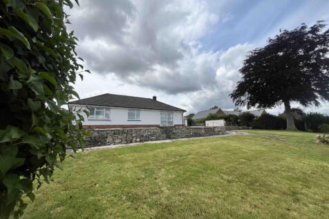 A STUNNING DETACHED BUNGALOW OFFERING EXPANSIVE V