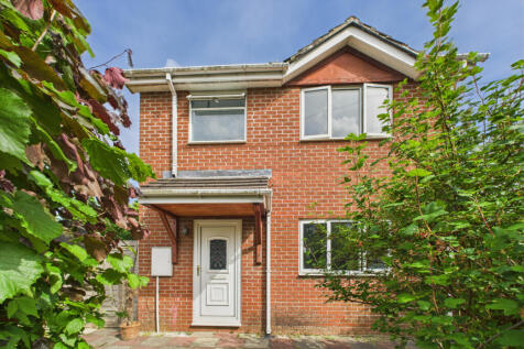 FABULOUS DETACHED HOME WITH BEAUTIFUL GARDEN - NO