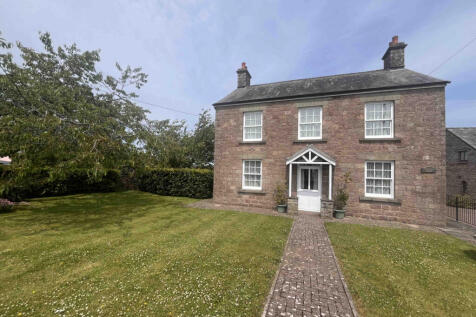 Beautiful three-bedroom detached cottage with pic