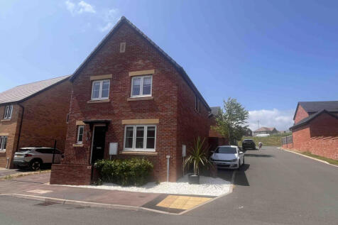 Stunning 4-Bedroom Detached Home on The Crest, Ly