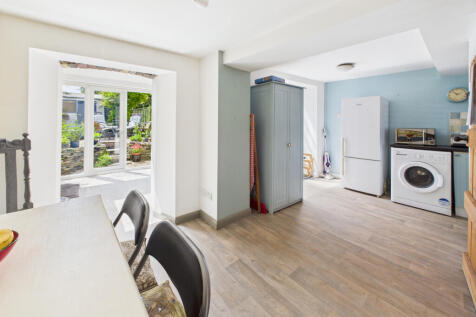 Kitchen / Dining Area