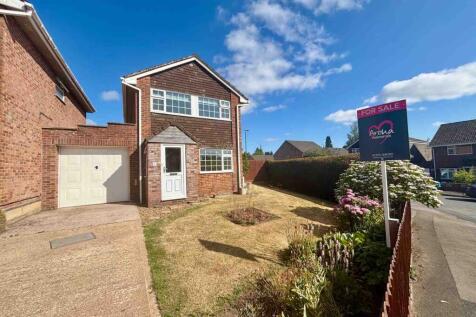 Three Bedroom Link-Detached Home In Sought After 