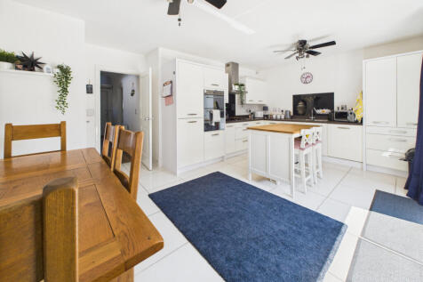 Kitchen / Dining Area