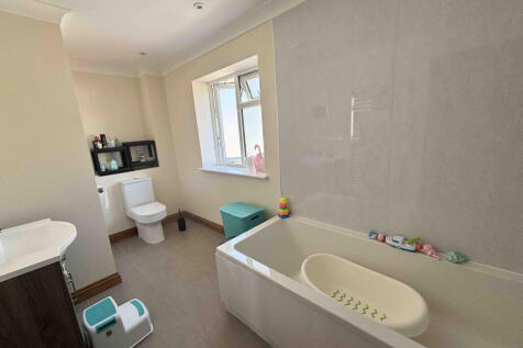 FAMILEY BATHROOM