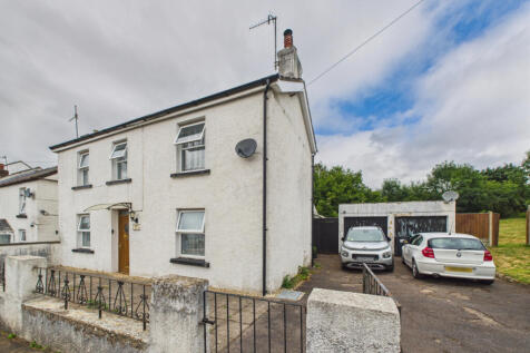 Spacious 5 Bedroom Family Home with Expansive Gar