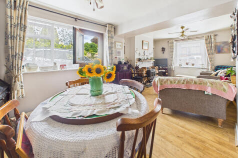 Lounge / Dining Area