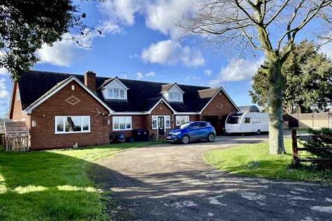 Spacious &amp; Versatile Five Bedroom Home with 2 Ann