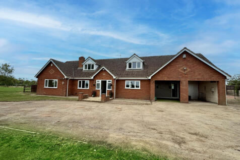 Spacious &amp; Versatile Five Bedroom Home with 2 Ann