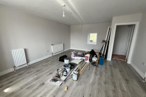 LIVING AREA/BEDROOM