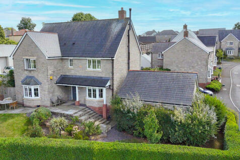 Immaculately Presented 5 Bedroom Detached Home, w