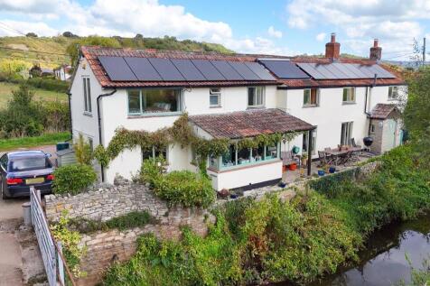 A Charming Five Bedroom Cottage with stunning cou