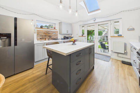 Kitchen / Dining Area
