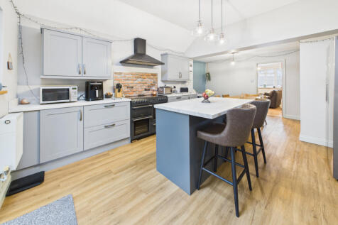 Kitchen / Dining Area