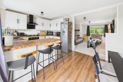 Kitchen / Dining Area