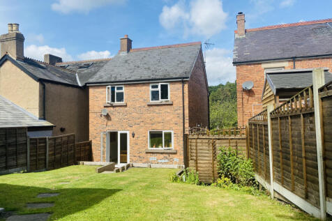 SUPERB COTTAGE STYLE HOME IN A GREAT VILLAGE LOCA