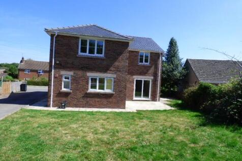 DETACHED FAMILY HOME OFFERING FOUR DOUBLE BEDROOM
