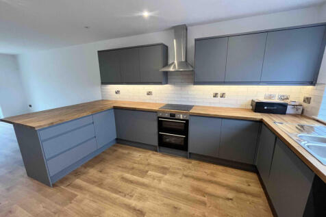 KITCHEN/BREAKFAST AREA