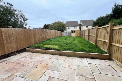 REAR GARDEN & PATIO AREA