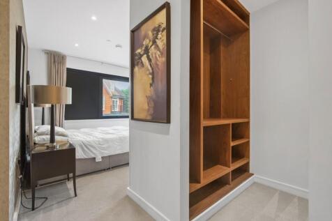 Bed 1/dressing area