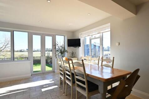 DINING/FAMILY ROOM