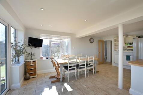 DINING/FAMILY ROOM
