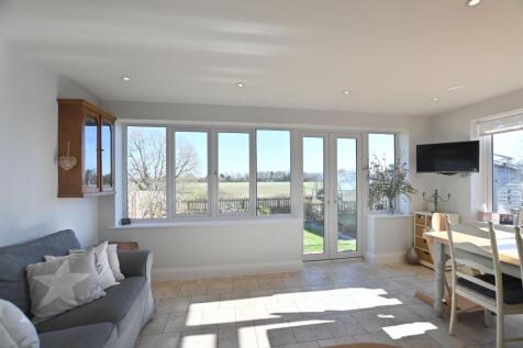 DINING/FAMILY ROOM