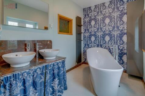 Bathroom 1.2.jpg