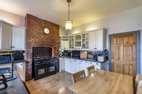 Breakfasting kitchen