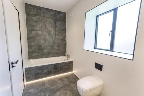 DSC_8956-Edit_bathroom.JPG