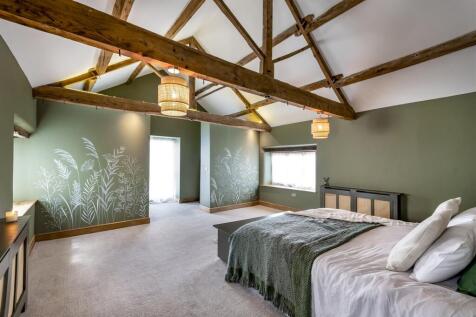Master Bedroom with En-Suite and Dressing Area
